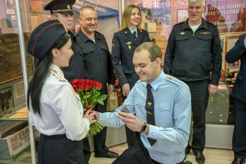 Полицейский из Опочки предложил руку и сердце своей возлюбленной во время присяги